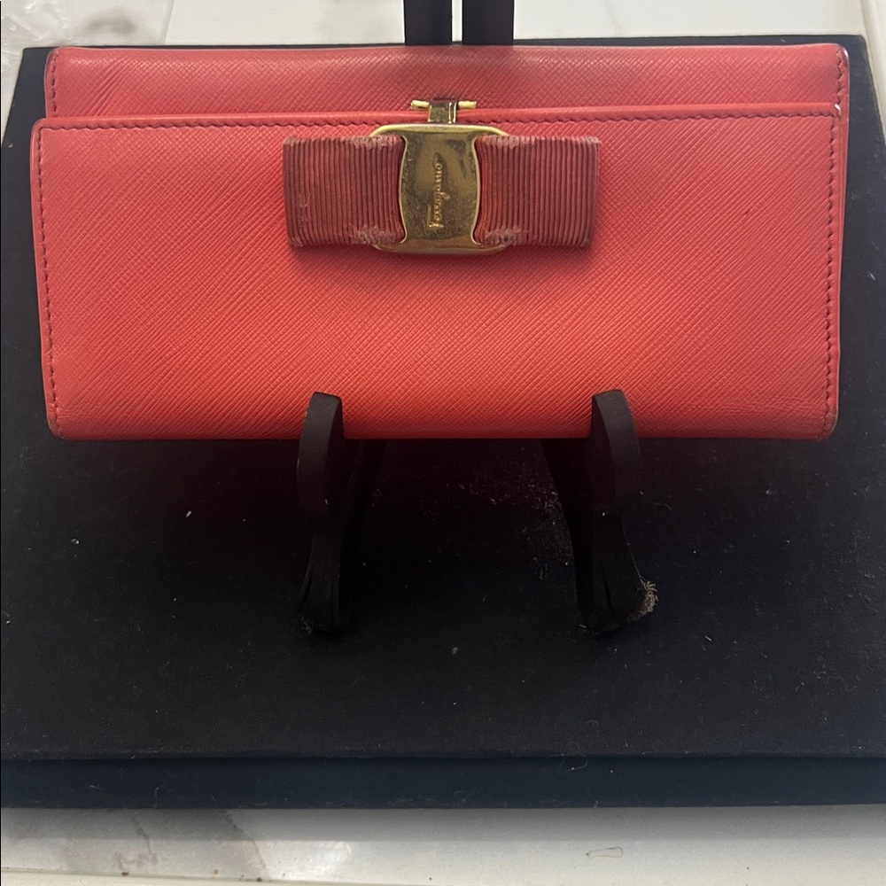 Salvatore Ferragamo Vara Bow Lon Continental Wallet Coral